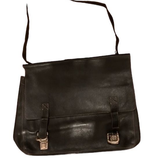 Pegaro Other - Pegaro leather computer caring bag in great condition